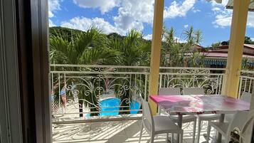 家庭公寓, 2 間臥室, 露台, 泳池景 | 露台/庭院