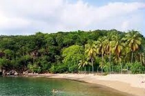 Beach nearby, white sand, beach towels - La Pointe D'Argent (Pointe-Noire)