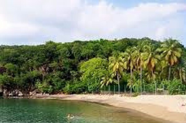 Beach nearby, white sand, beach towels