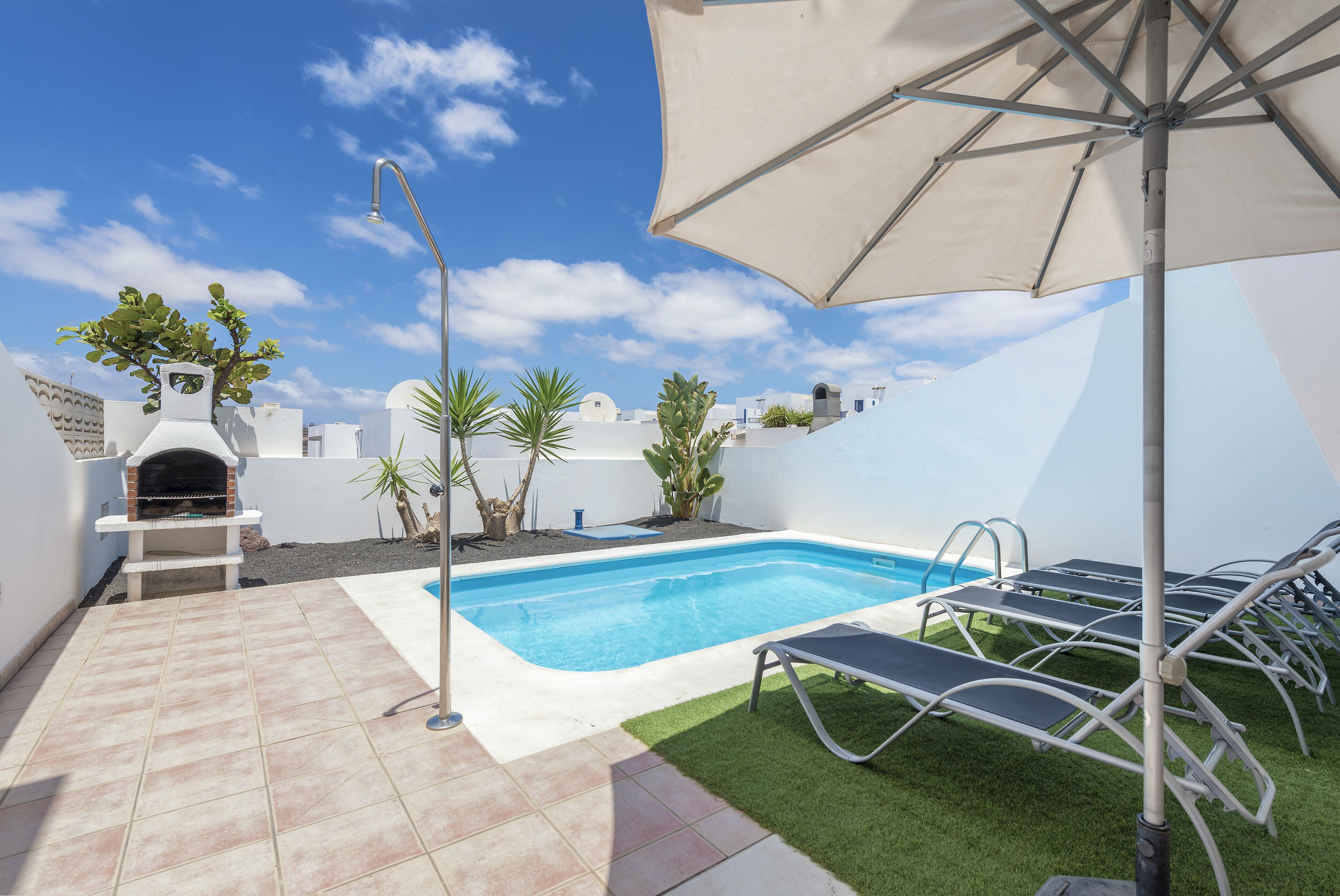 Piscine extérieure, parasols de plage, chaises longues