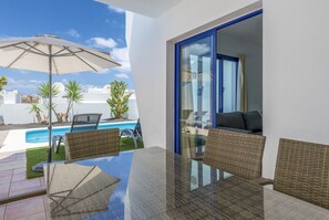 Outdoor pool, pool umbrellas, sun loungers - Villas Puerto Rubicon (Yaiza)