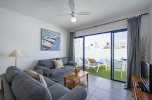 Lcd-televisie en een dvd-speler