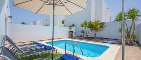 Outdoor pool, pool umbrellas, sun loungers
