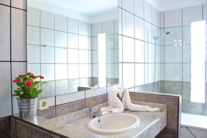Kombination af bruser/badekar, hårtørrer, bidet, håndklæder