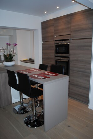 Maison Confort, 1 chambre, cuisine, en bord de plage | Coin séjour | Télévision à écran plat, lecteur de DVD