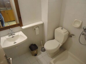 Douche, sèche-cheveux, serviettes fournies