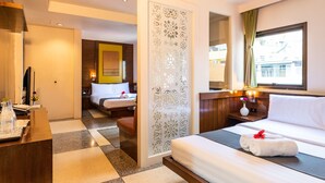 A hotel room with a bed, a desk, a chair, a decorative partition, and a window with curtains. - D&D Inn Khaosan (Bangkok)