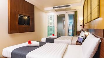 Superior Triple Room | Desk, free WiFi, bed sheets