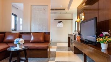 Superior Family with Street Wing | Vardagsrum