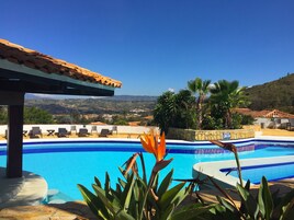 Utomhuspool med öppettider 09.00 till 17.00, och solstolar