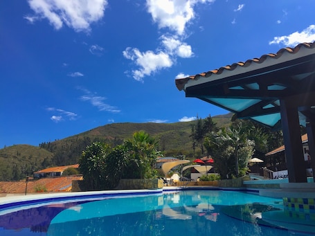 Outdoor pool, open 9:00 AM to 5:00 PM, pool loungers. Hospederia Duruelo