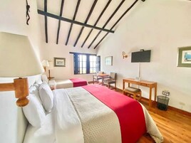 Standard dubbelrum | Sängtillbehör av högsta kvalitet och värdeförvaringsskåp på rummet