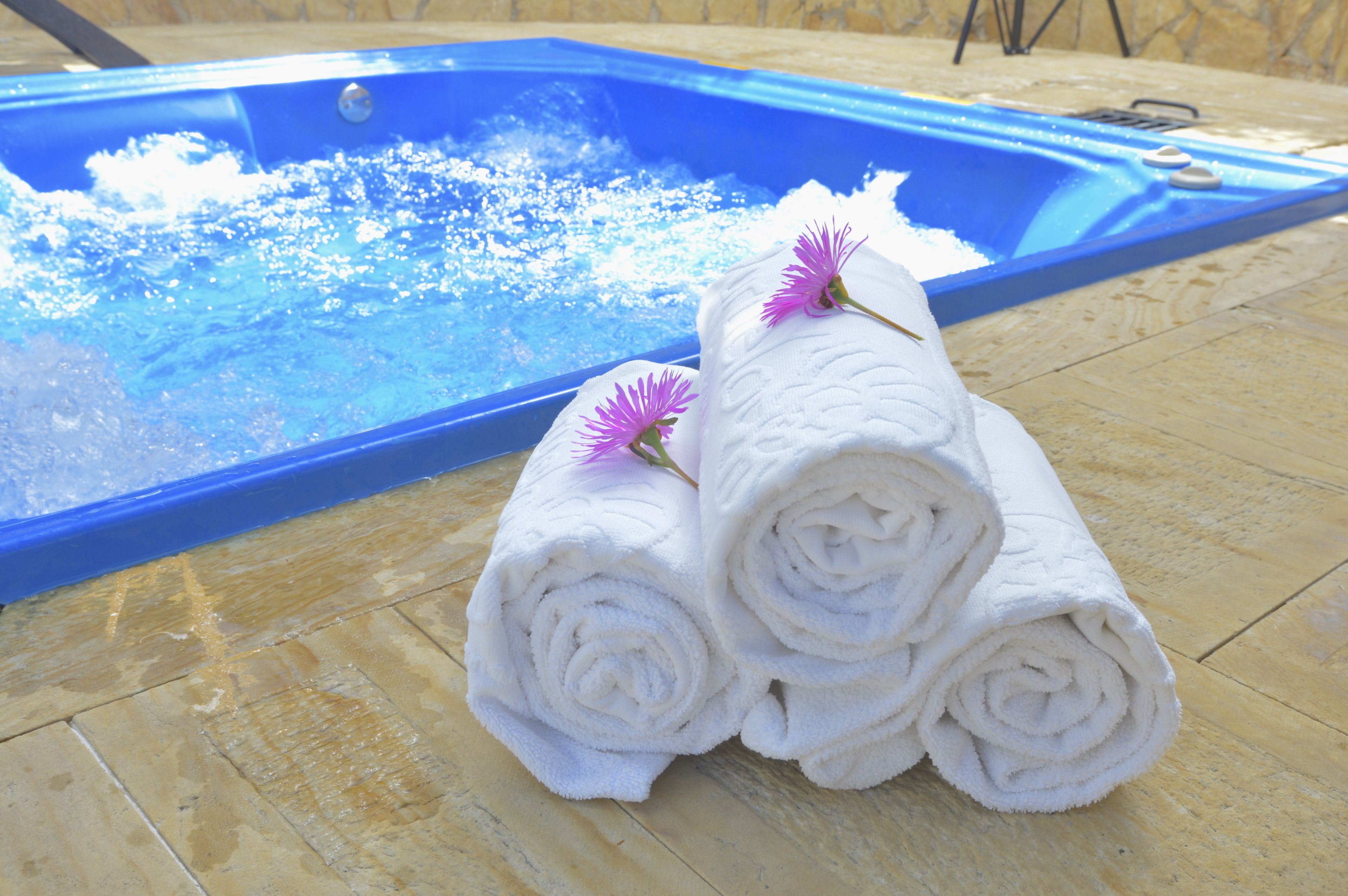 outdoor pool, open 9:00 am to 5:00 pm, pool loungers