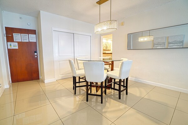 Hollywood Apartment By The Sea - Surprise lake, Miami Beach