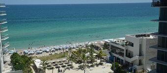 Hollywood Apartment by the Sea