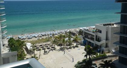 Hollywood Apartment by the Sea