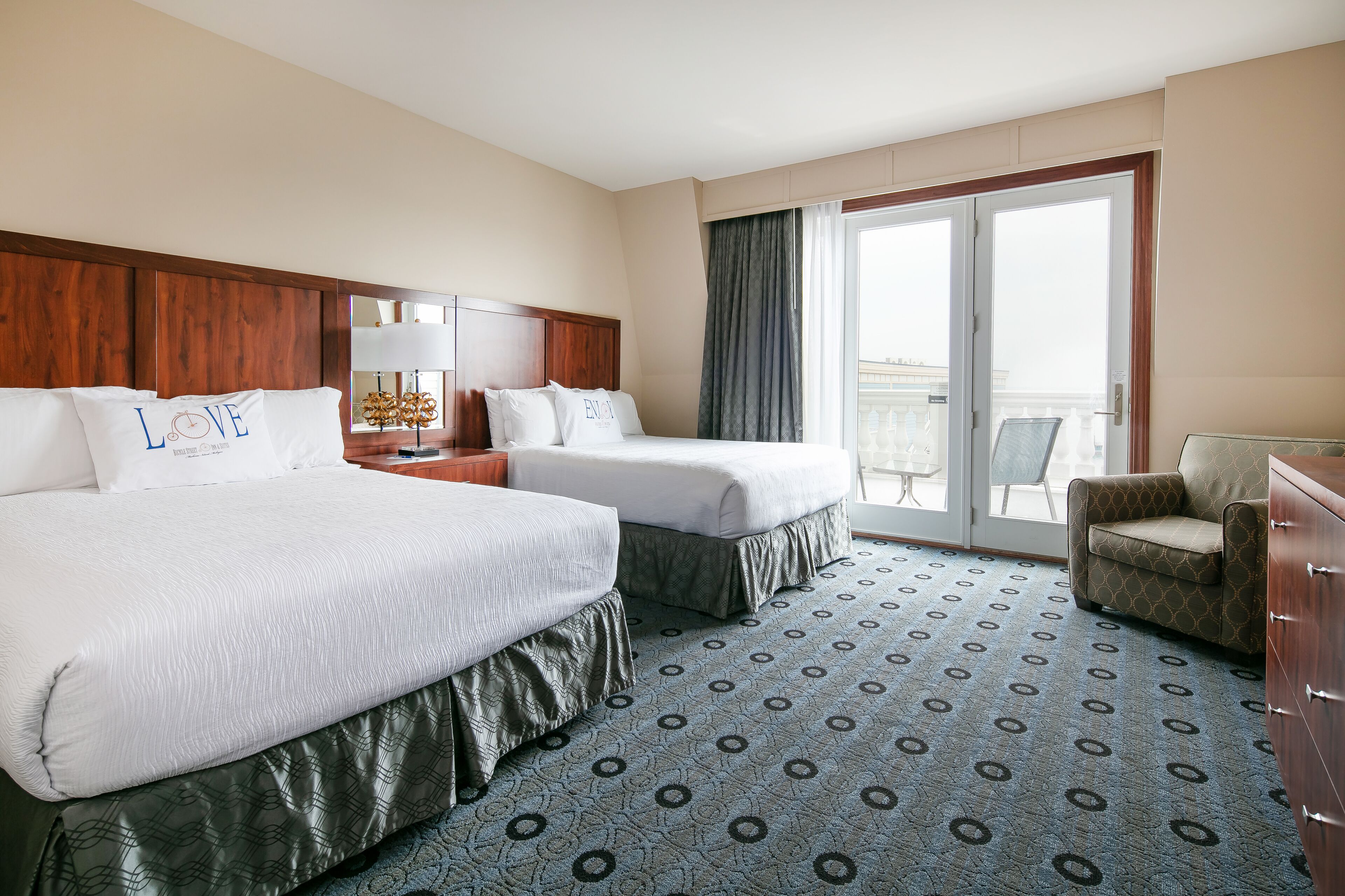 deluxe interior island view, balcony suite | premium bedding, in-room safe, blackout curtains, soundproofing