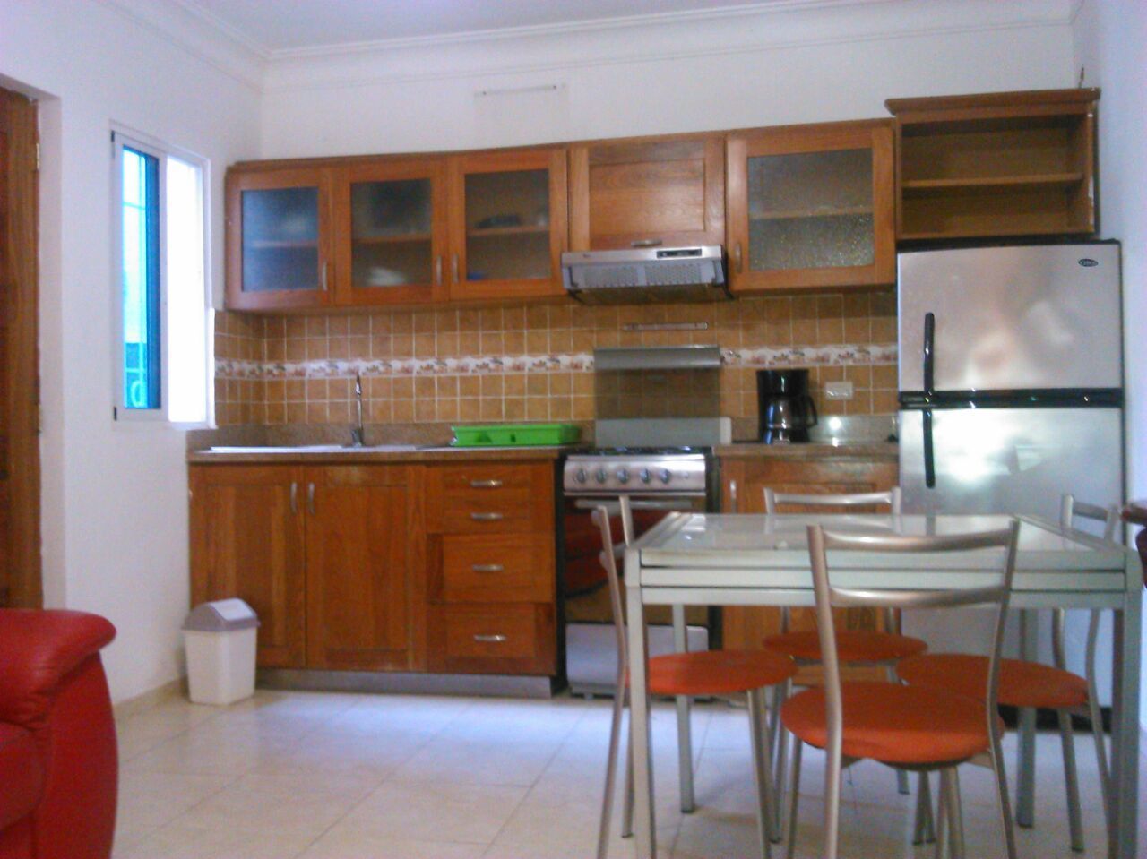 Full-size fridge, stovetop, cookware/dishes/utensils