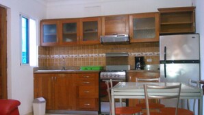 Full-size fridge, stovetop, cookware/dishes/utensils - Sanchez Residence at Colonial Zone (Santo Domingo)