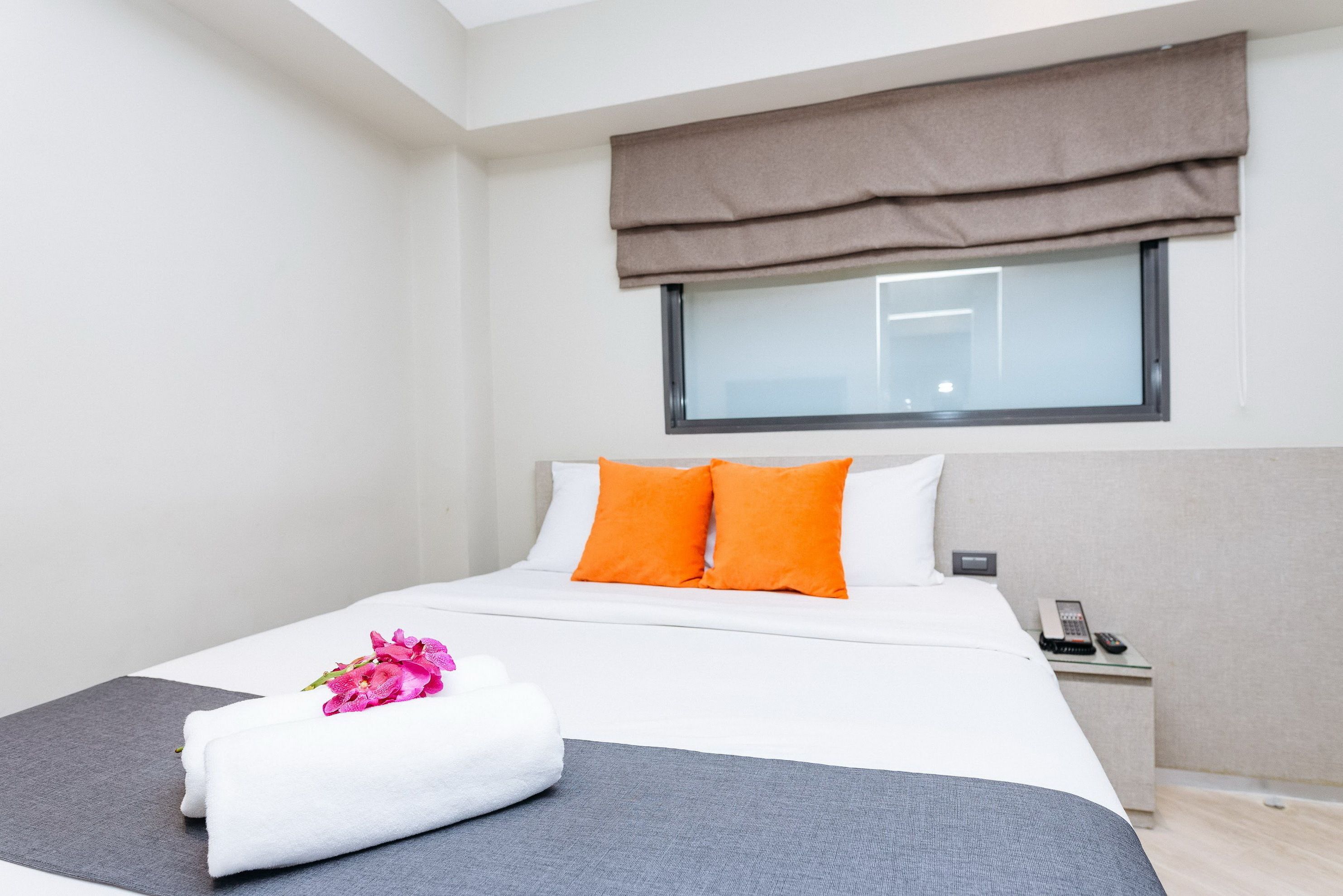 standard queen with window | minibar, in-room safe, blackout curtains, free wifi