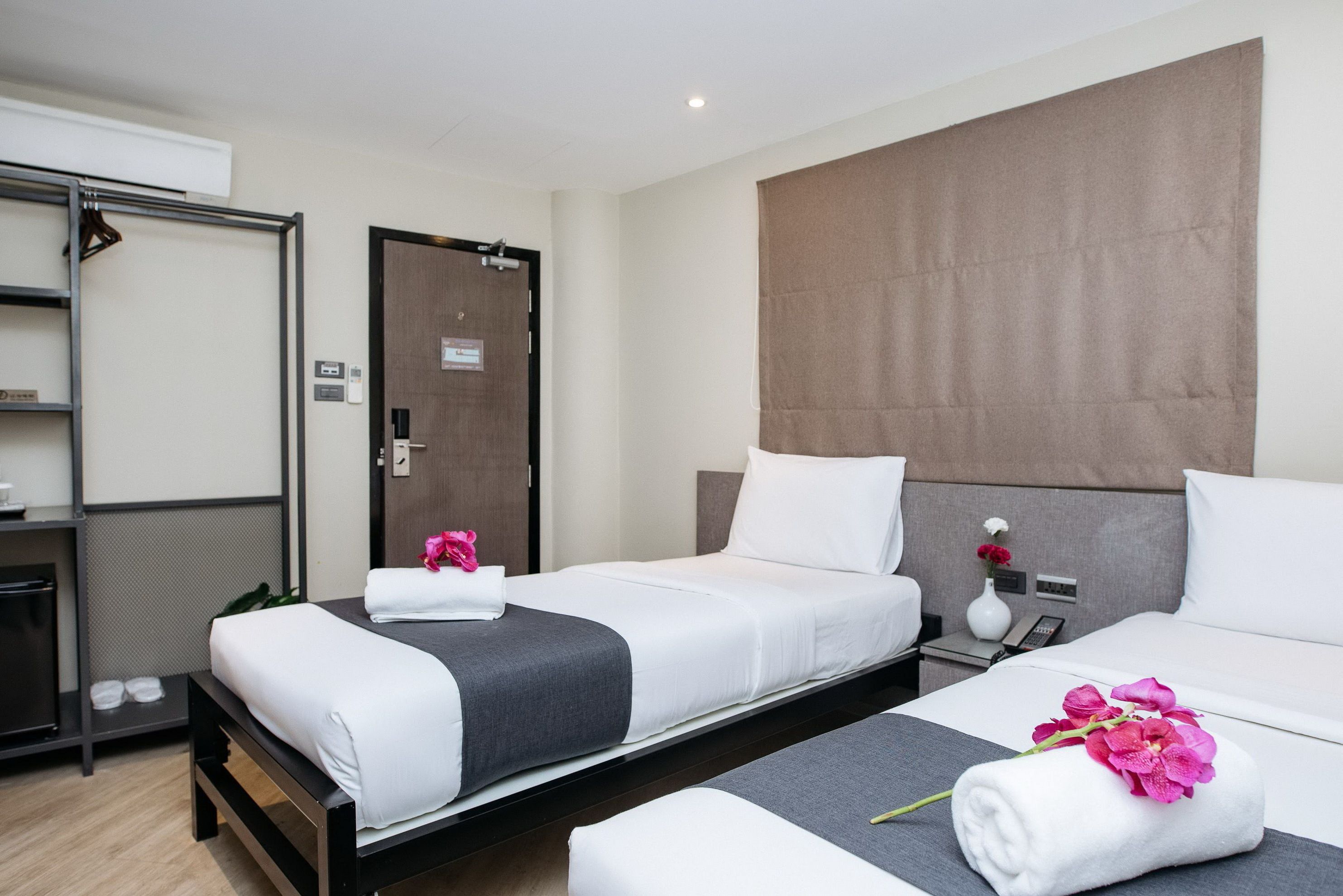standard hollywood with window | minibar, in-room safe, blackout curtains, free wifi