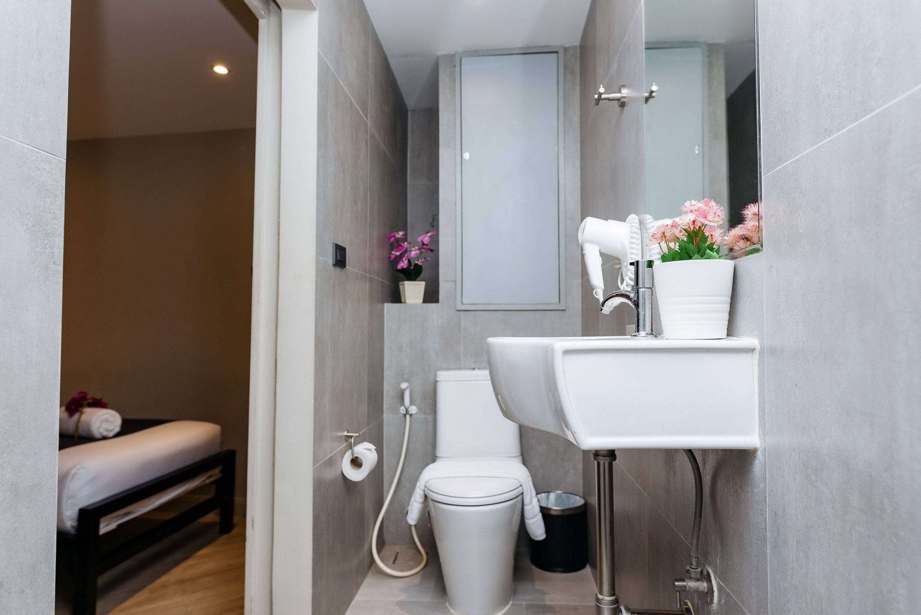 standard hollywood with window | bathroom | shower, free toiletries, hair dryer, towels