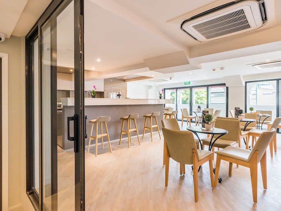 Sarapan prasmanan setiap hari (THB 430 per orang)