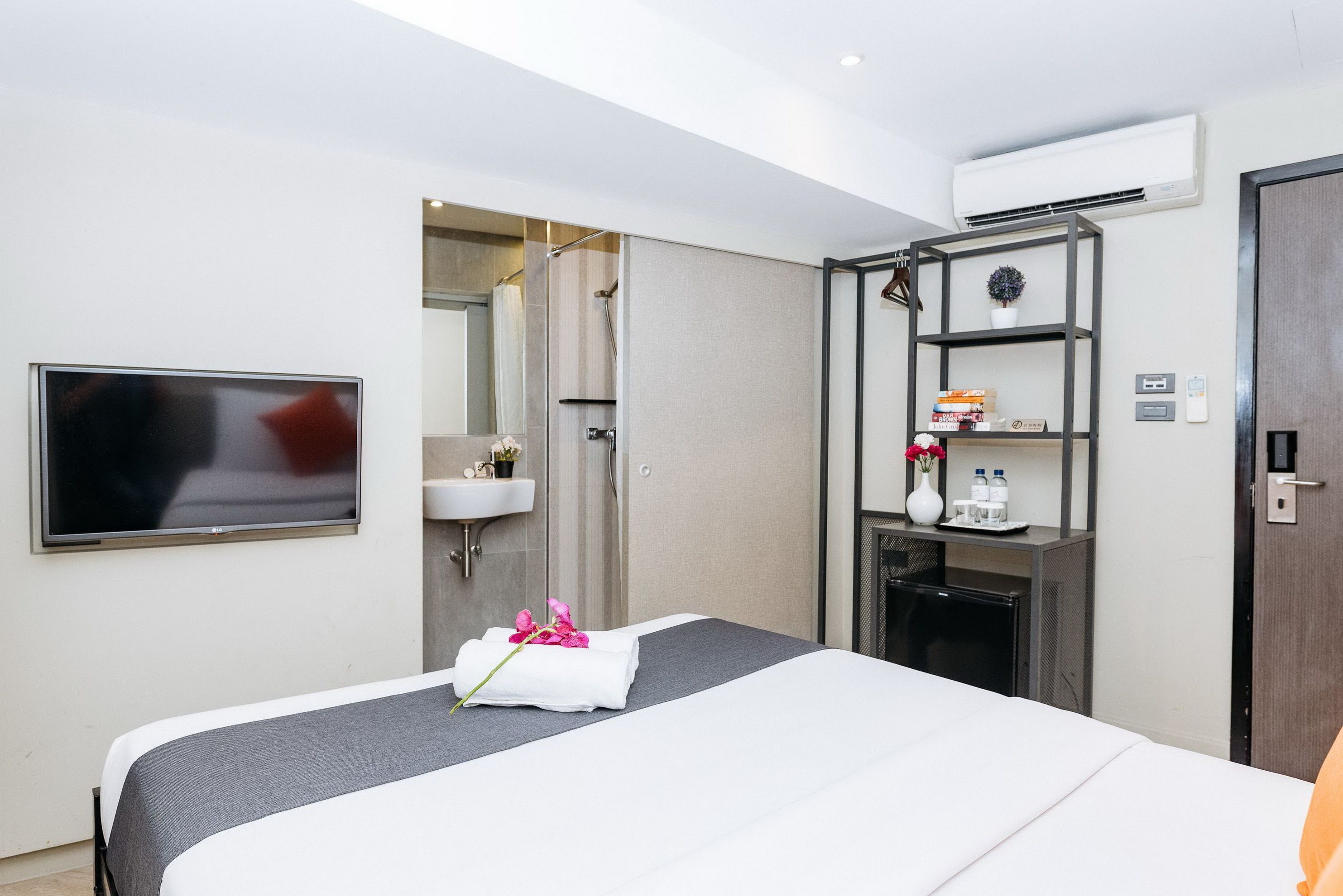 standard queen without window | minibar, in-room safe, blackout curtains, free wifi