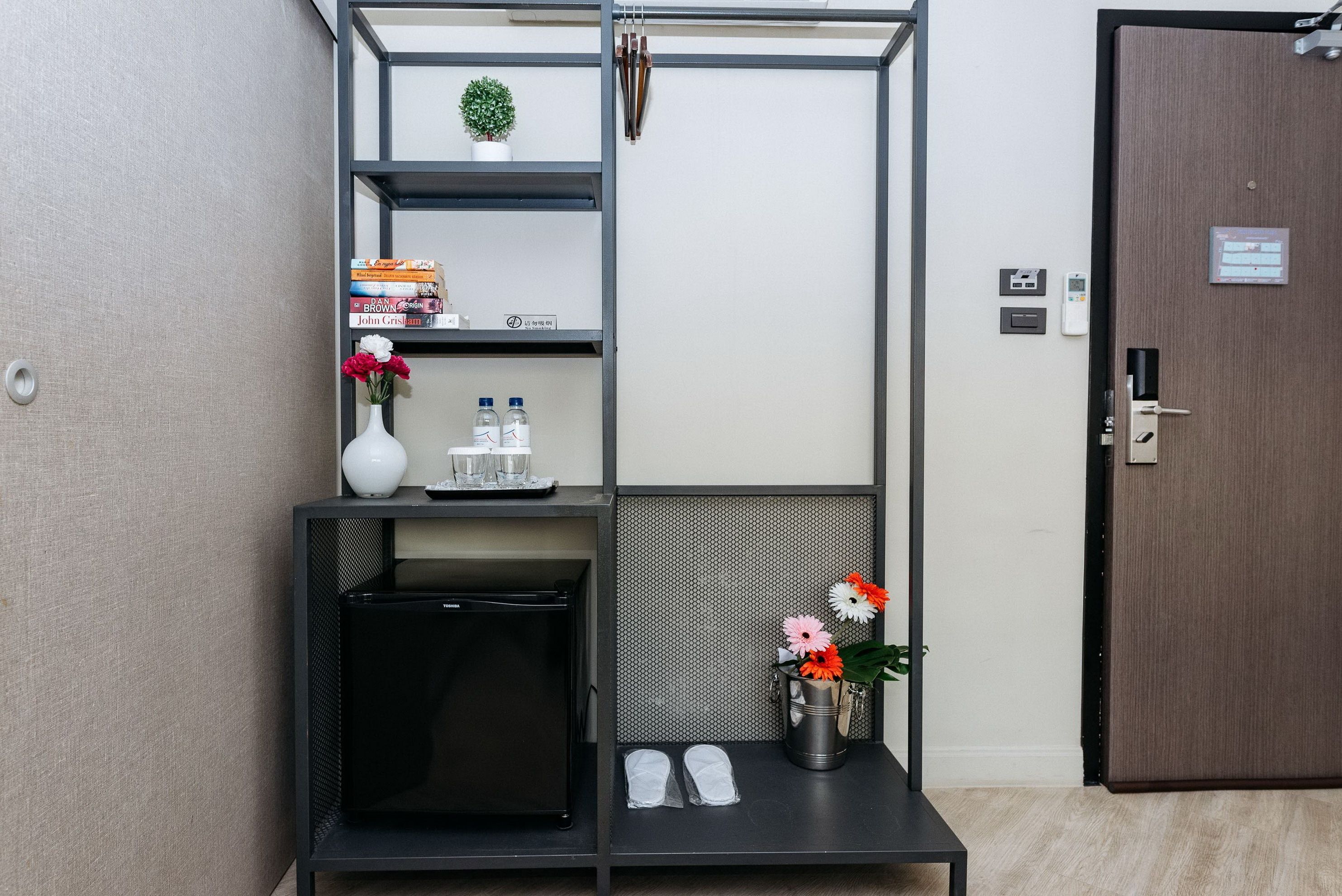 superior queen with window | room amenity