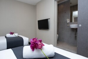 Standard Hollywood with window | มินิบาร์, ตู้นิรภัยในห้องพัก, ผ้าม่านกันแสง, Wi-Fi ฟรี