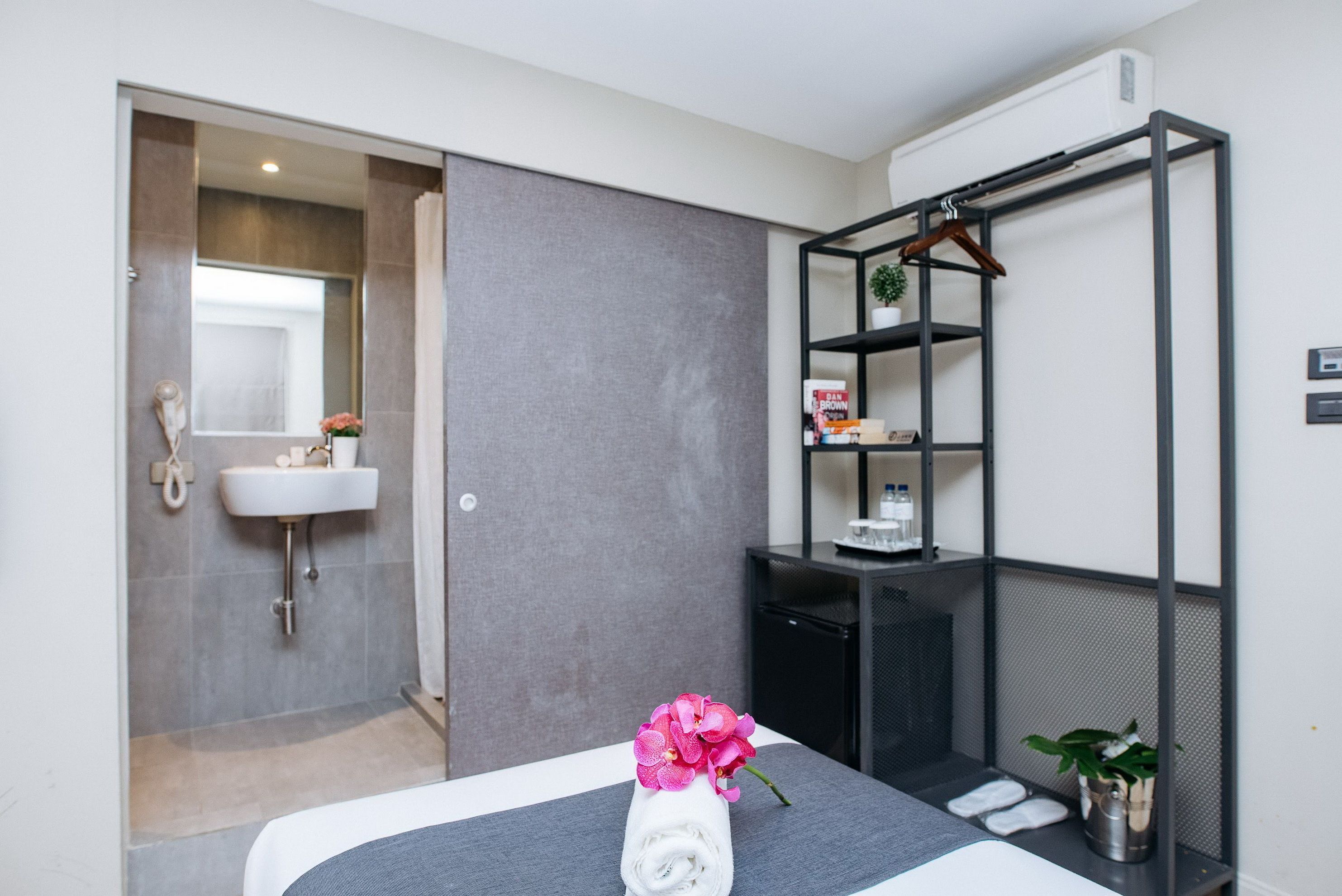 standard hollywood with window | room amenity