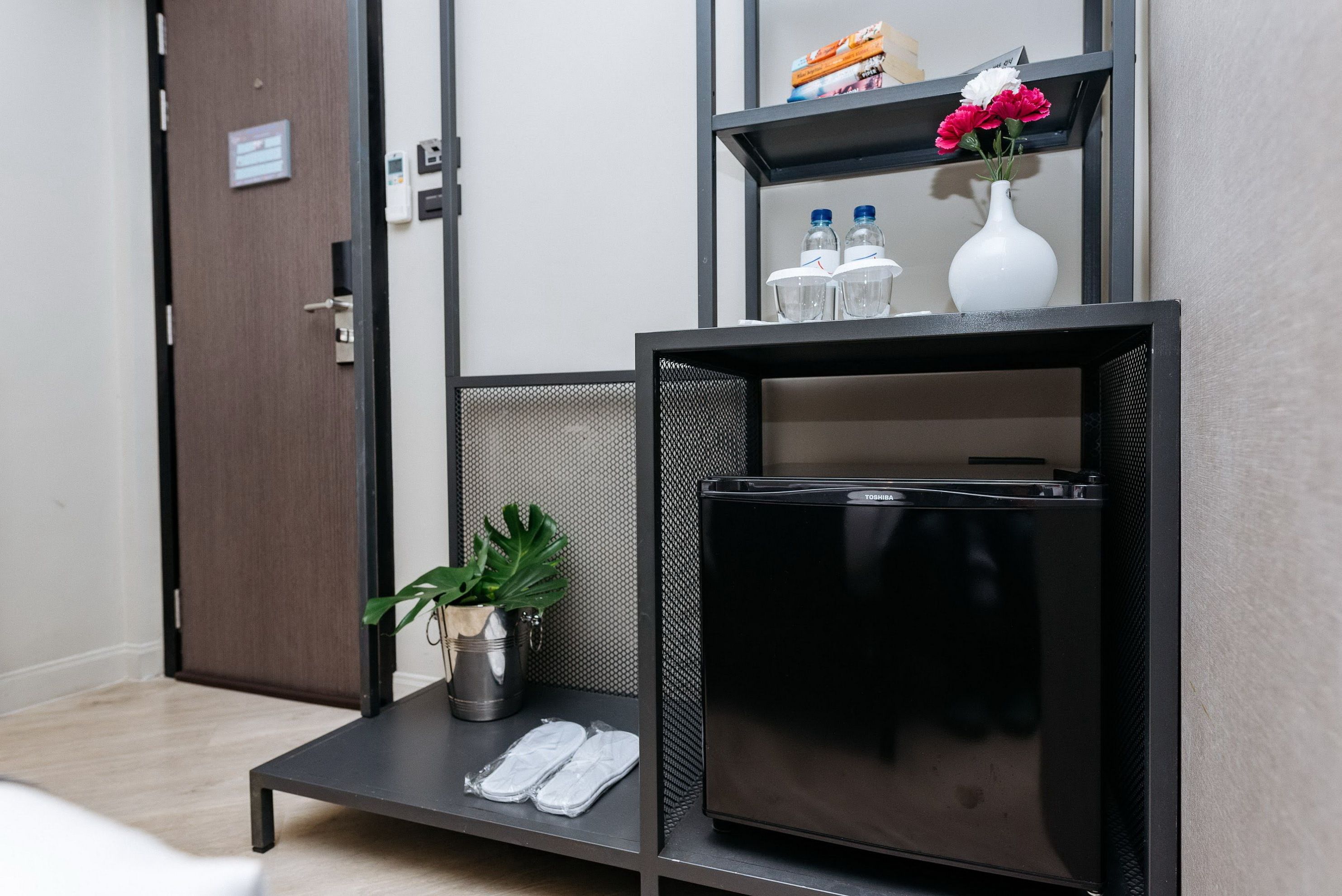 standard queen with window | room amenity