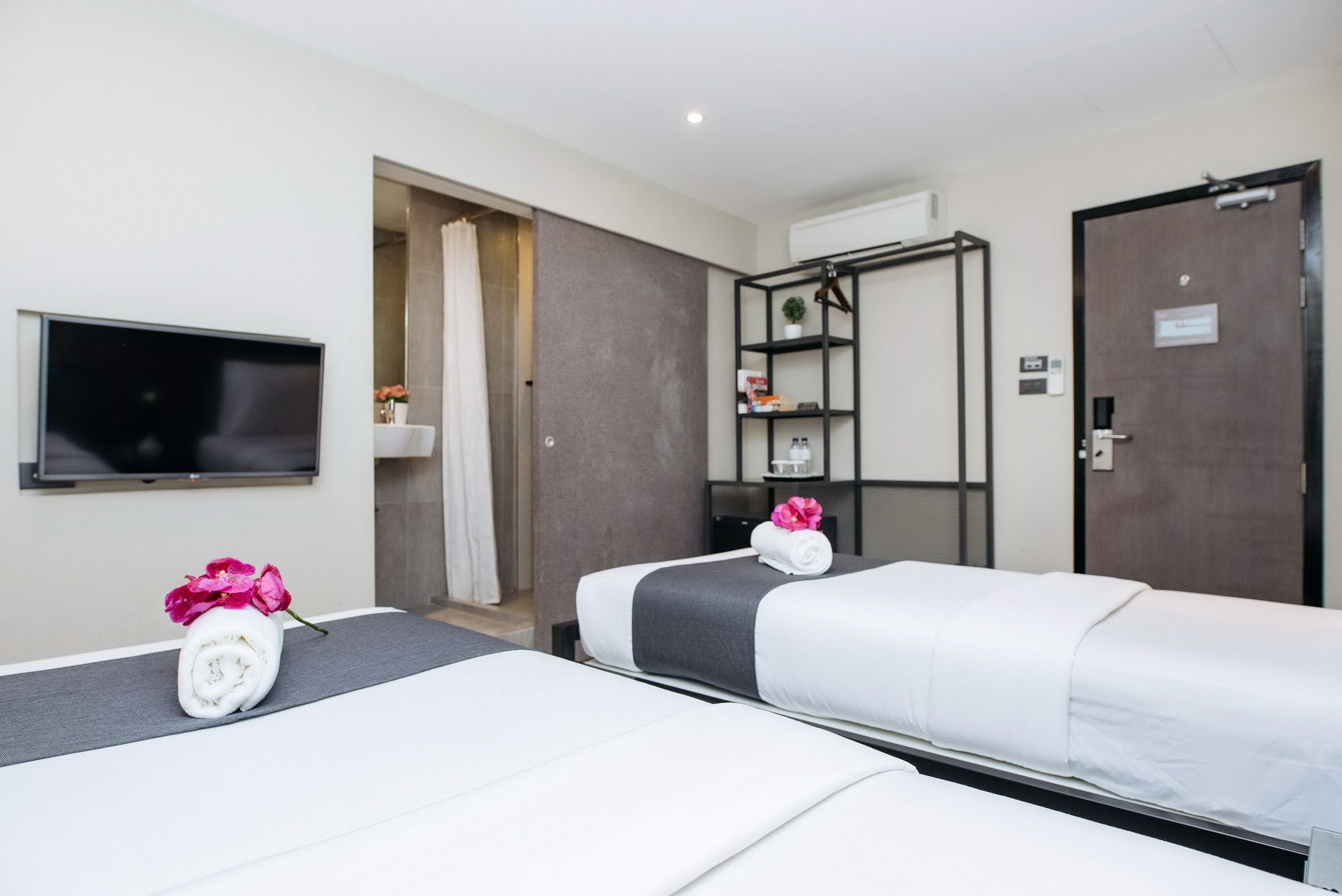 standard hollywood with window | minibar, in-room safe, blackout curtains, free wifi