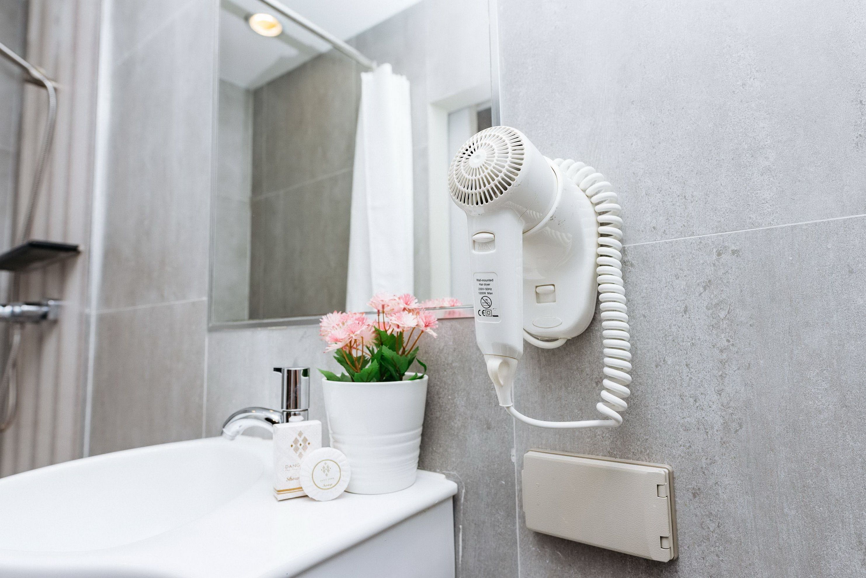 standard queen with window | bathroom | shower, free toiletries, hair dryer, towels