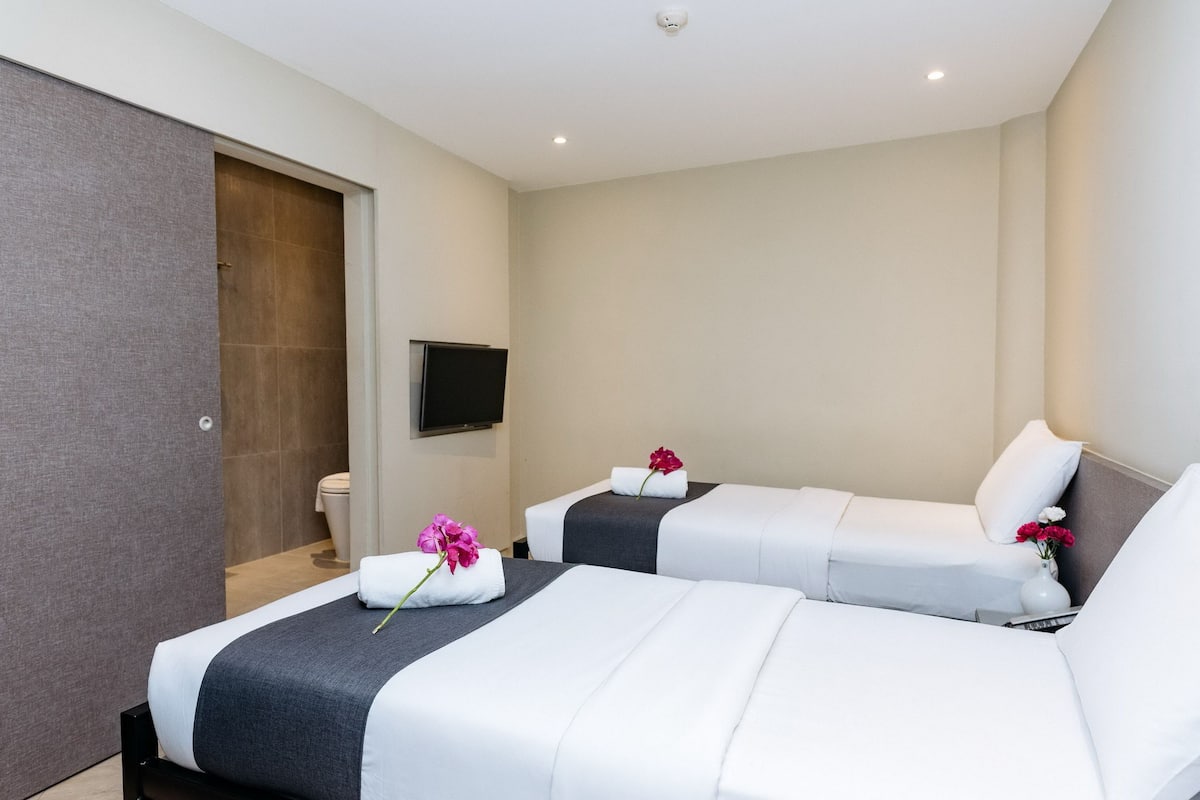Standard Hollywood without window | Minibar, Zimmersafe, Verdunkelungsvorhänge, kostenloses WLAN