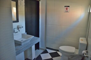 Standard Quadruple Room | Bathroom | Shower