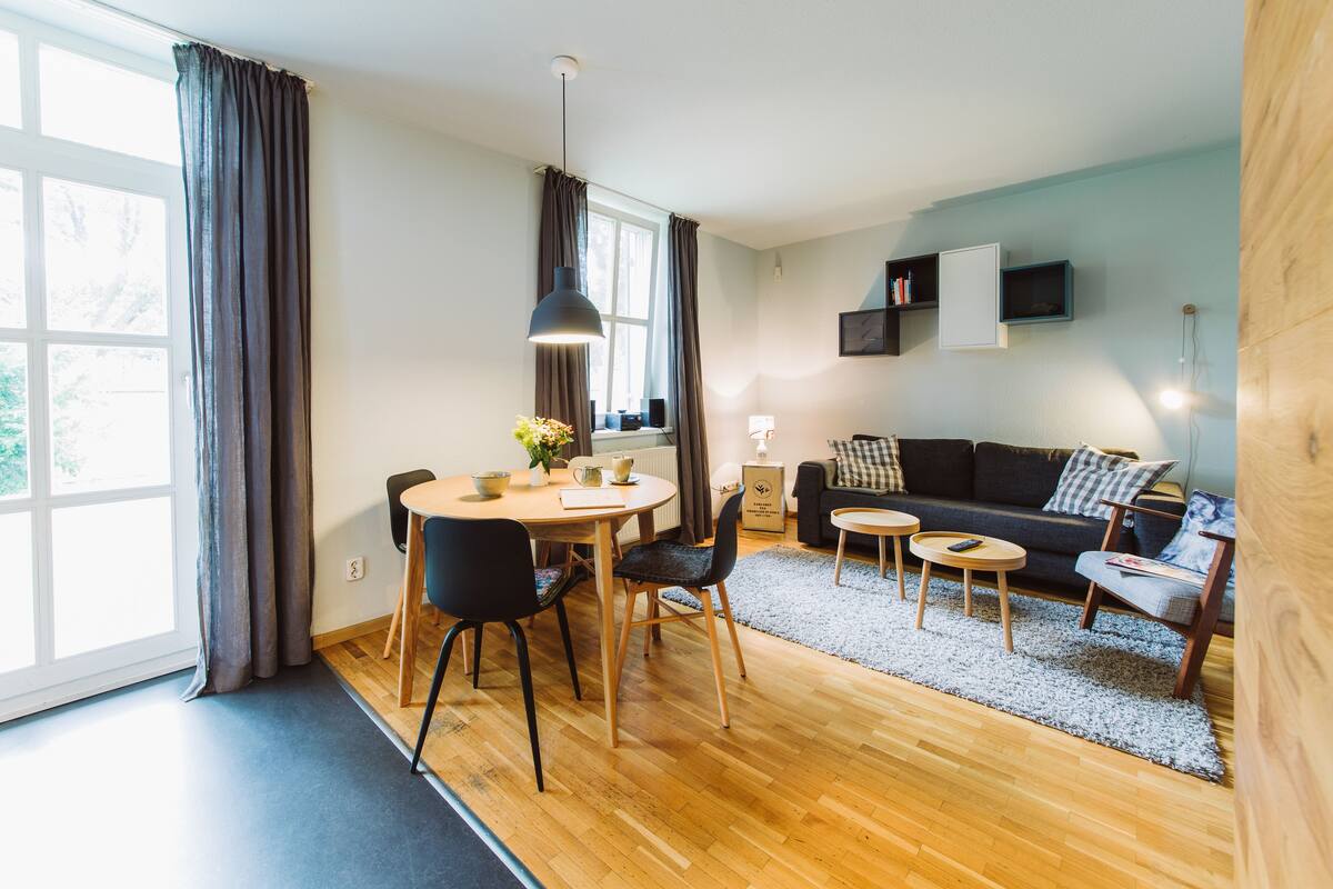 Condo clásico, 2 habitaciones, para no fumadores, Terraza | Sala de estar | Televisión de pantalla plana de 40 pulgadas con canales vía satélite 