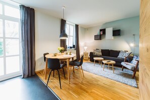 Apartamento clásico, 2 habitaciones, no fumadores, terraza | Sala de estar | Televisión de pantalla plana de 40 pulgadas con canales por satélite