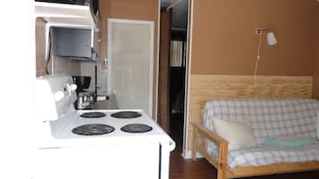 Suite, 1 Bedroom, Kitchenette | Private kitchenette | Full-sized fridge, microwave, oven, stovetop