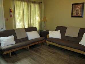 Classic-Bungalow, 3 Schlafzimmer, Küche | Wohnzimmer | Fernseher