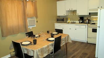 Classic Bungalow, 3 Bedrooms, Kitchen | Private kitchen | Full-sized fridge, microwave, oven, stovetop
