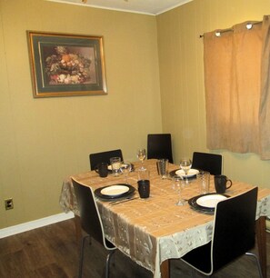Classic Bungalow, 3 Bedrooms, Kitchen | In-room dining - Edgewater Resorts - Edgewater by the Bay (Wasaga Beach)