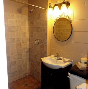 スイート 1 ベッドルーム 簡易キッチン | バスルーム