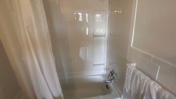 Bañera con ducha, artículos de tocador gratuitos, secador de pelo