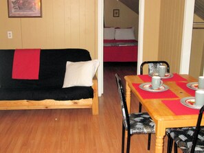 جناح بتجهيزات أساسية - غرفة نوم واحدة - بمطبخ مصغر | ملاءات أسرّة