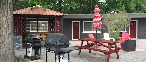 Comfort Studio, Multiple Beds, Kitchenette, Courtyard View | Outdoor dining
