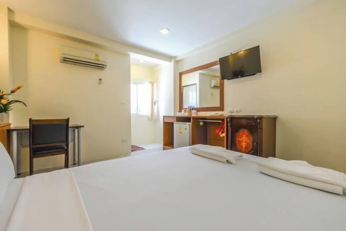 Hypo-allergenic bedding, desk, laptop workspace, free WiFi