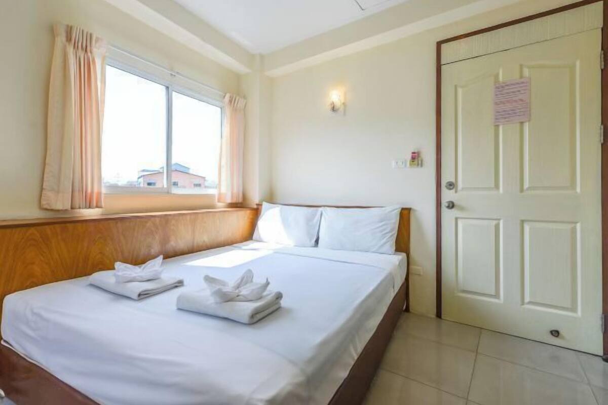 Hypo-allergenic bedding, desk, laptop workspace, free WiFi