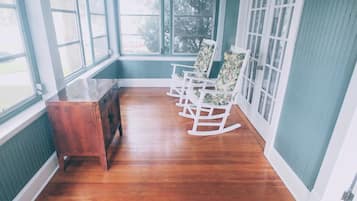 Cottage, 1 Queen, 2 Twins, Sleeper Sofa, Pet Friendly (235 Cottage) (Ground Floor) | Terras