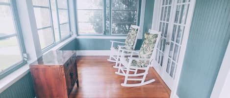 Cottage, 1 Queen, 2 Twins, Sleeper Sofa, Pet Friendly (235 Cottage) (Ground Floor) | 露台